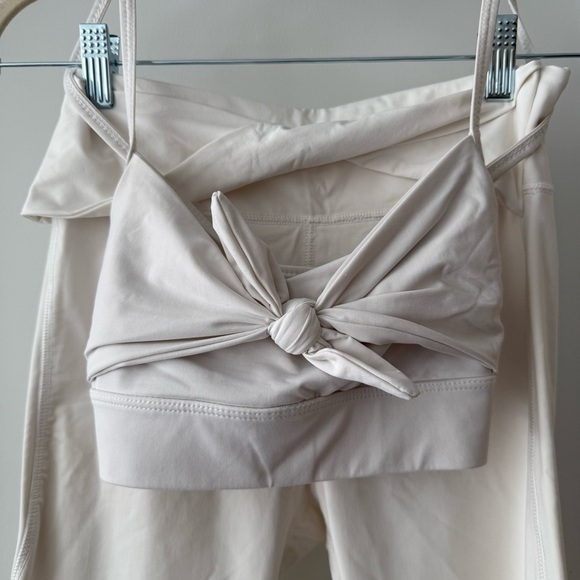 Alala "Tied Bow" Sports Bra and Legging Set - Picture 7 of 8